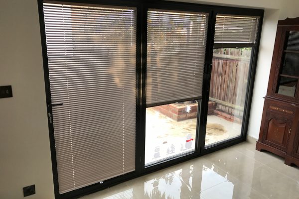 Tensioned aluminium Venetian blinds