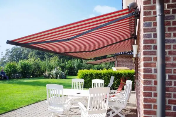 Markilux 1600 - Striped over chairs